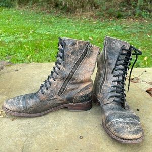 Distressed Bed Stu boots